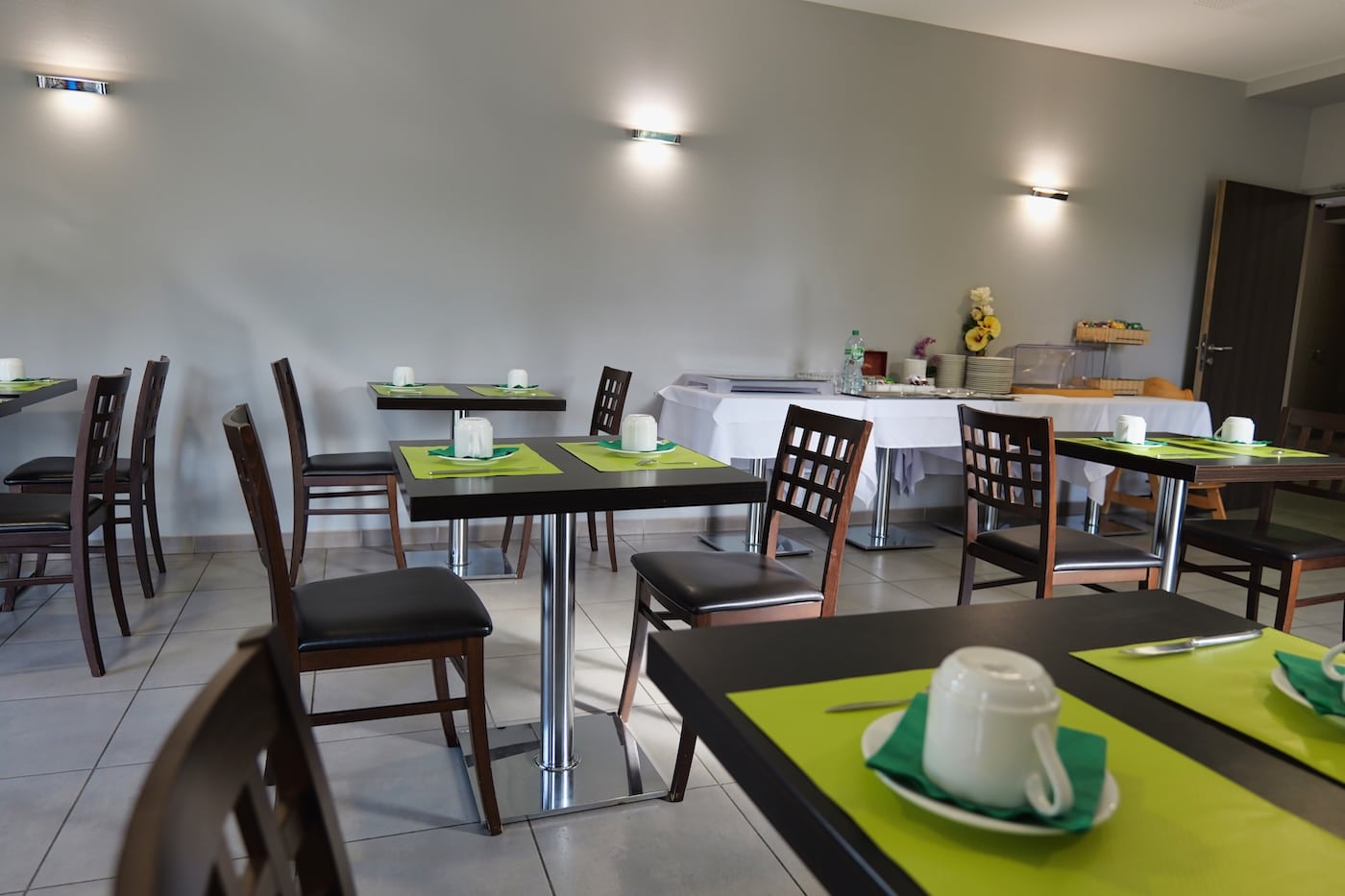 Salle du petit-déjeuner et buffet