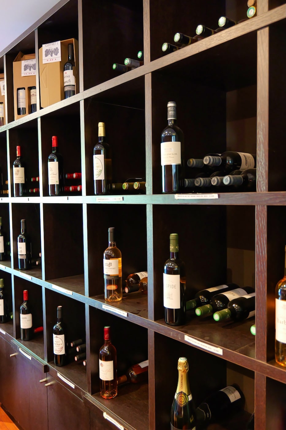 Bouteilles de vins de Bordeaux dans la cave