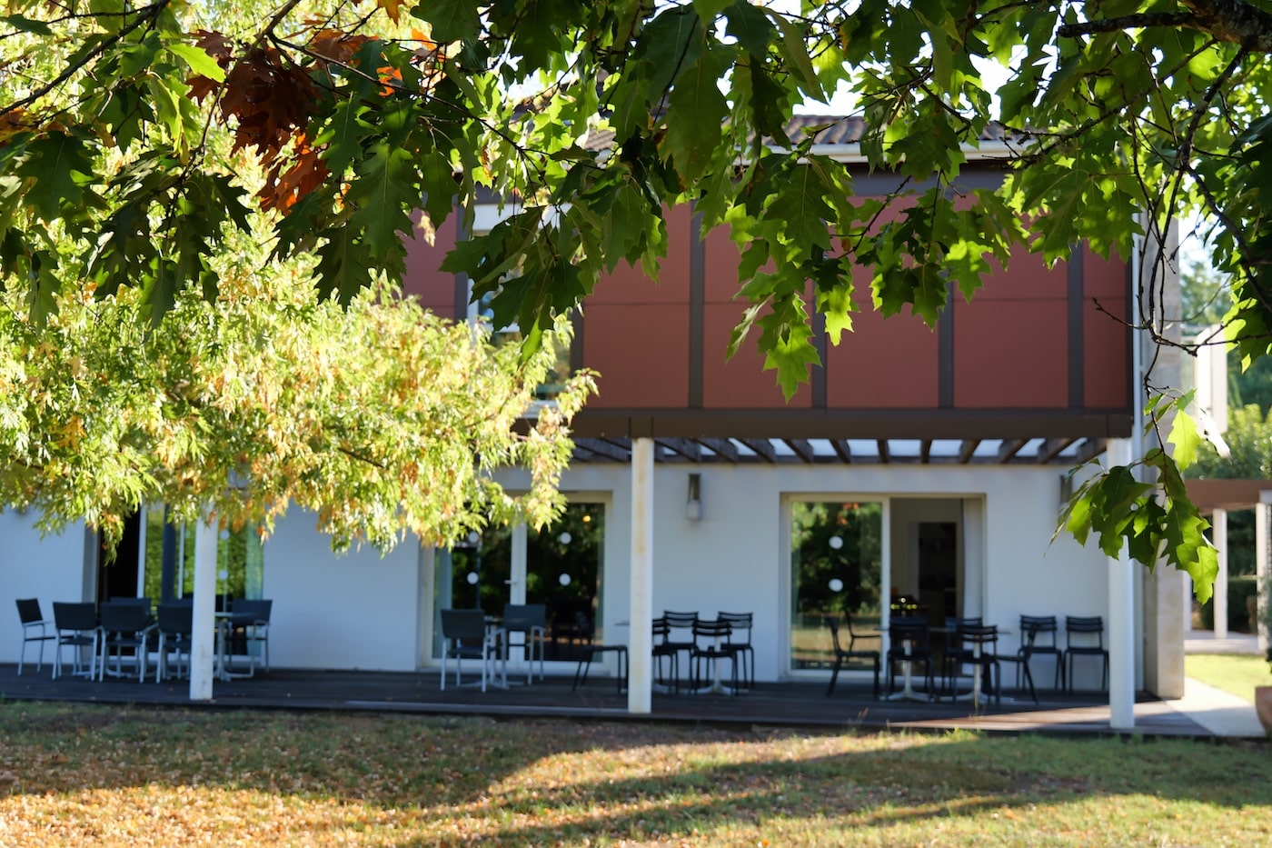 Terrasse sous les arbres