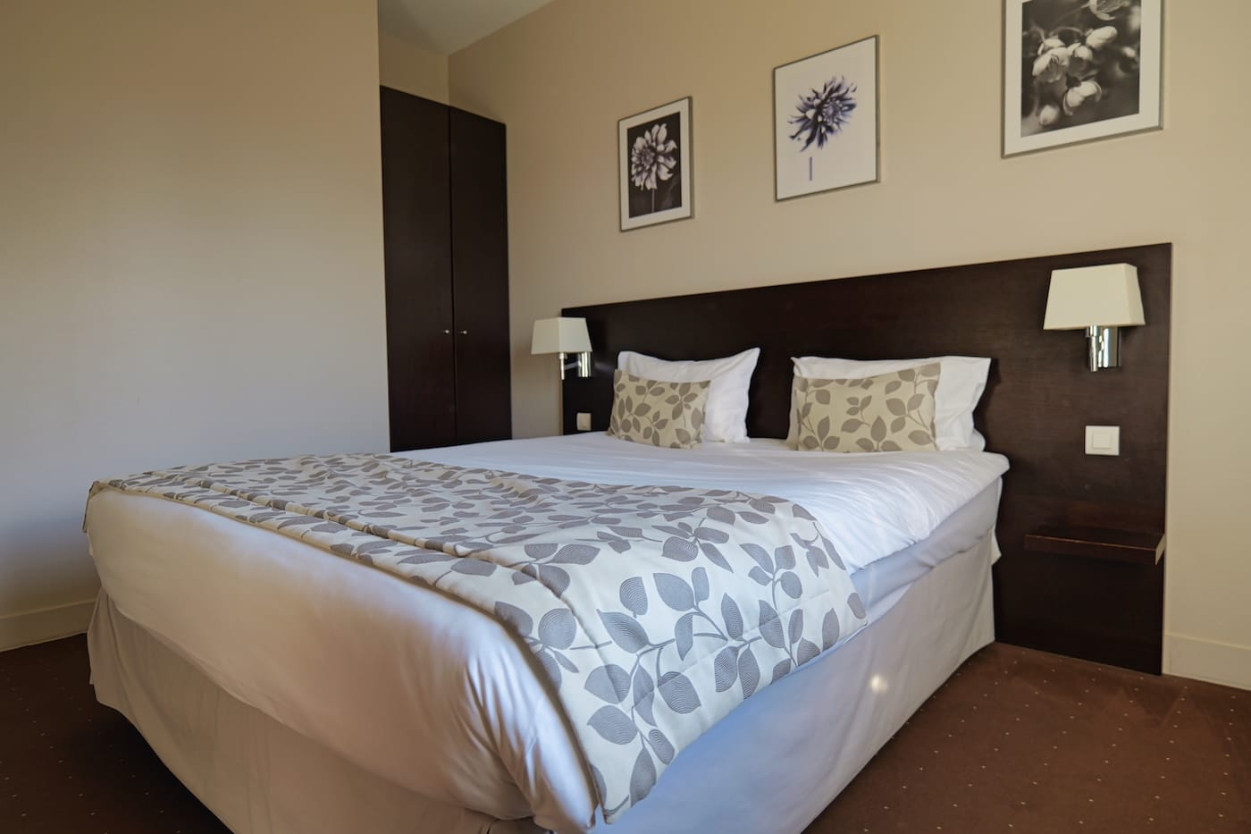 Chambre climatisée de l'Hôtel Aliénor, lit double