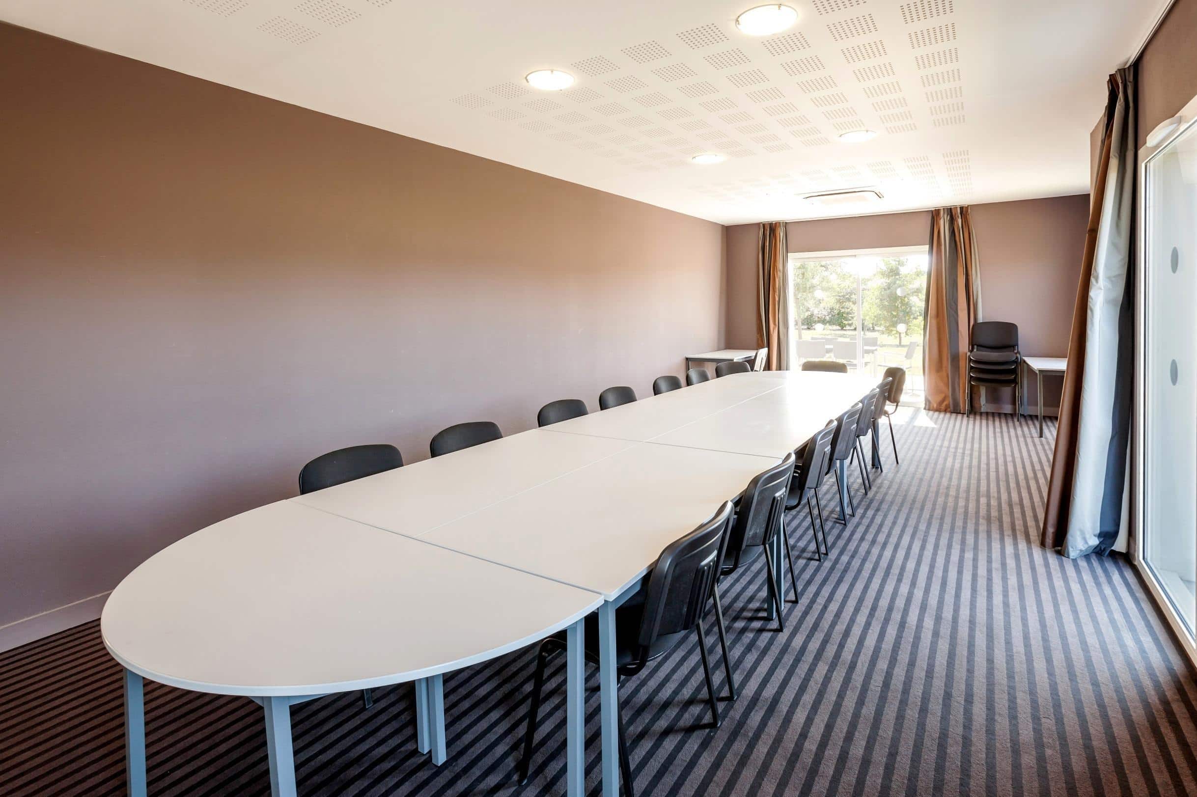 Salle de séminaire, tables en U et baies vitrées