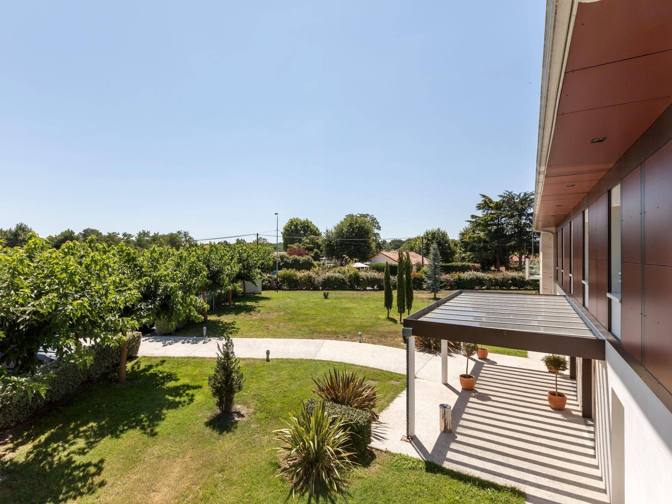 Jardin arboré et coursive de l'hôtel