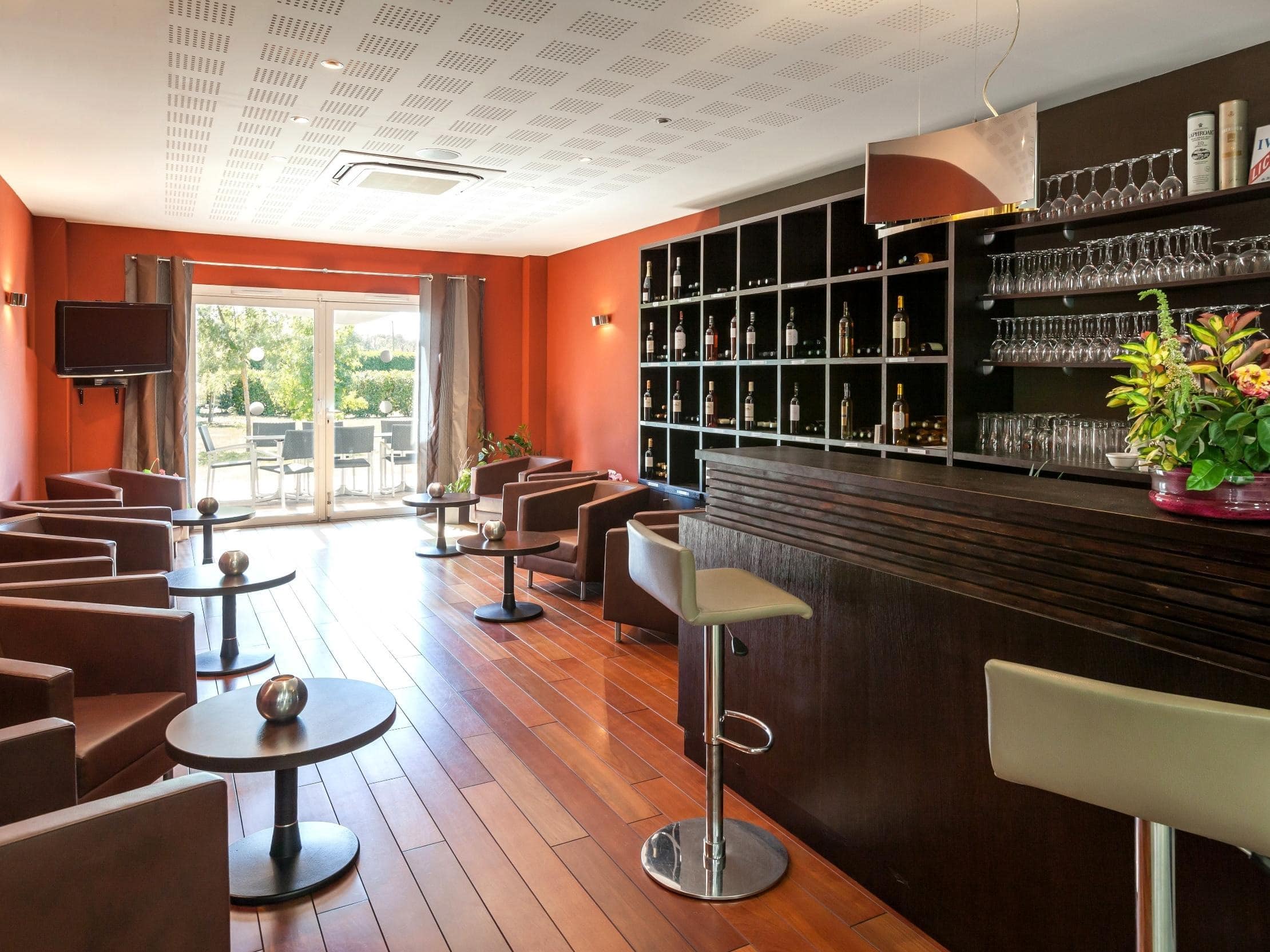 Bar à vins de l'Hôtel Aliénor, comptoir et casiers